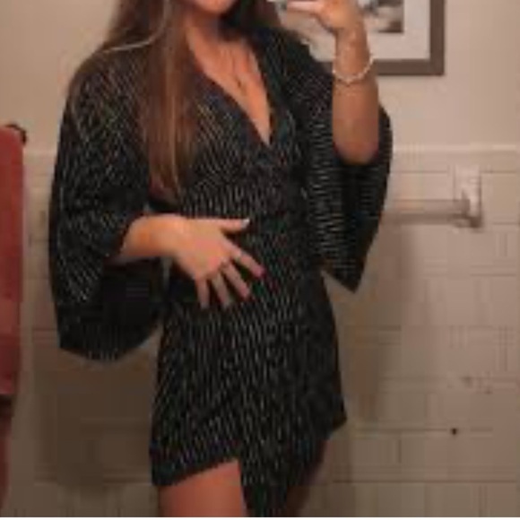 Billabong black and white stripe relax on high wrap bell sleeve dress Large nwt - Picture 2 of 9